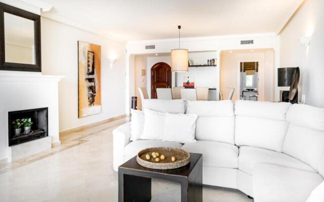 Front-line garden apartment in Palm Beach, Marbella
