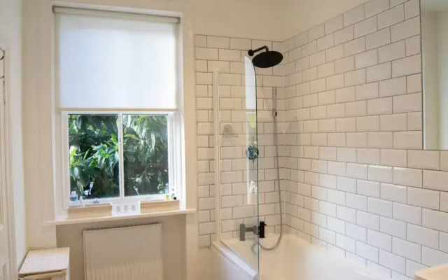 Stunning First Floor Flat In Excellent Location