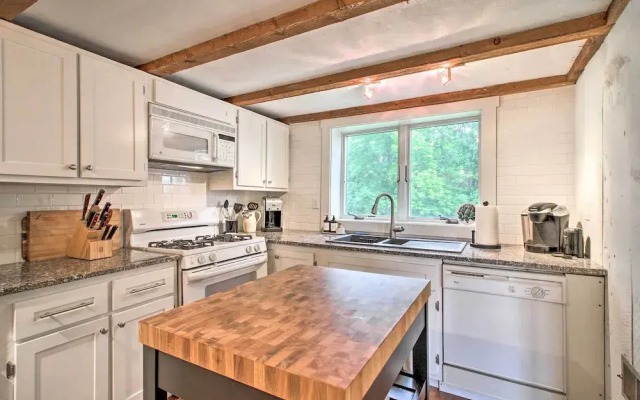 Renovated Farmhouse < 1 Mile to Okemo Mountain!