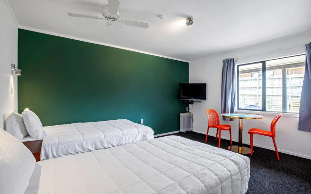 Oakwood Manor Motor Lodge