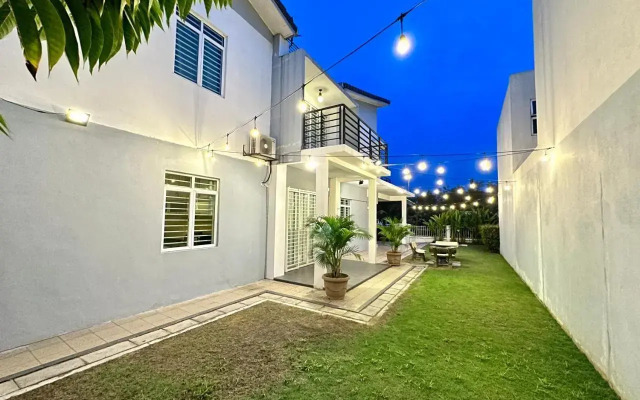 BNB Casa Grande at Rawang - spacious, 15 pax and WiFi