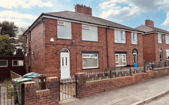 Entire 3-bedroom Home in Oldham - Guest House