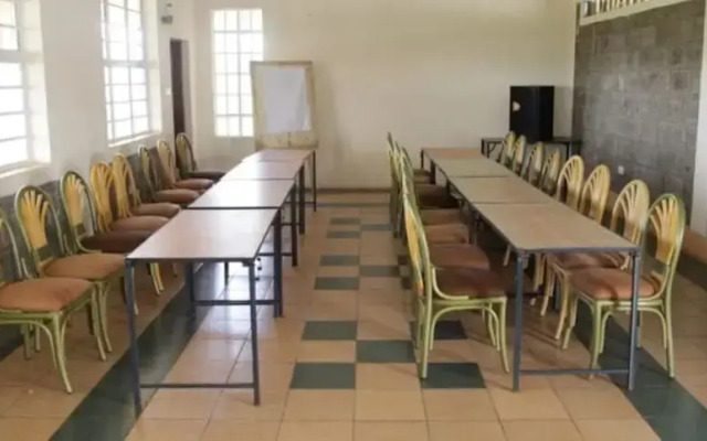 Trotters Hotel - Kenol