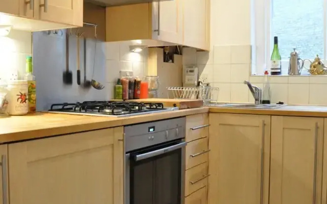 Bright 1 Bedroom Apartment in Great Location