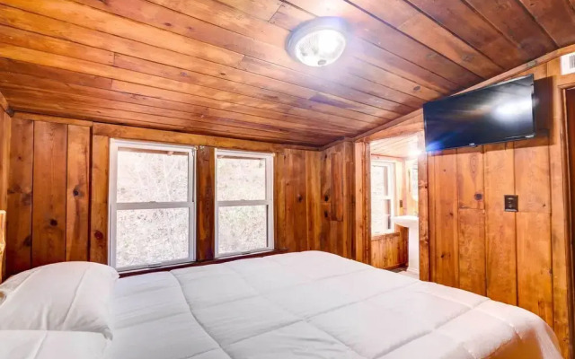 Gatlinburg Cabin: Hot Tub & River Views