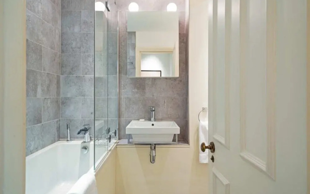 Bright 2 Bedroom Apartment in South Kensington