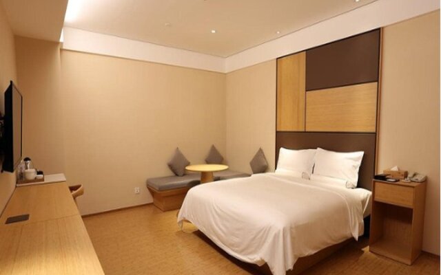 Ji Hotel (Nanjing Hongqiao Zhongshan North Road)