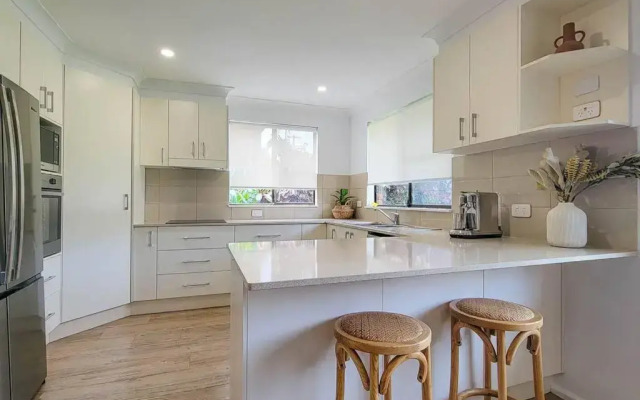 Coastal 3-bedroom home close by the beach