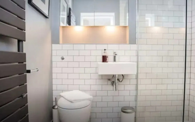Stylish Newly Refurbished 2 Bedroom Flat With Terrace