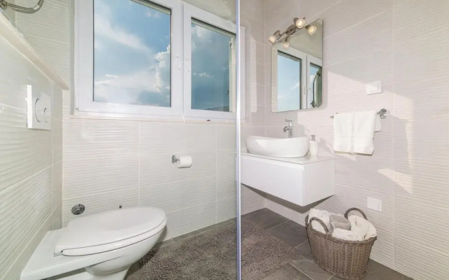 Beautiful Home in Kastel Kambelovac With Wifi and 3 Bedrooms