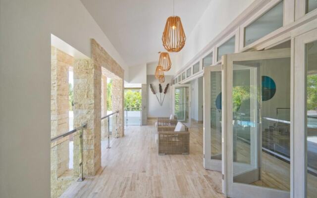 Modern Villa With Ocean View and Service Staff