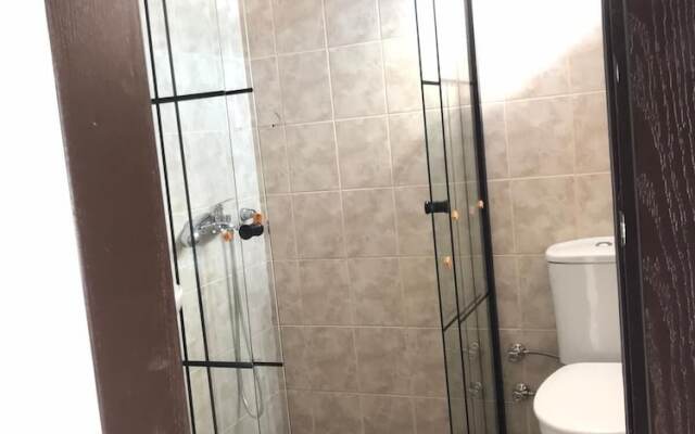 Anita Kemer Noch Hotel