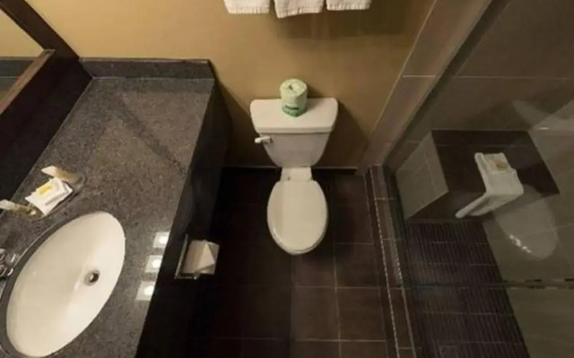 Econo Lodge Causeway Bay