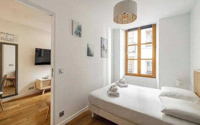 Magnificent Renovated 2 Room Apartment