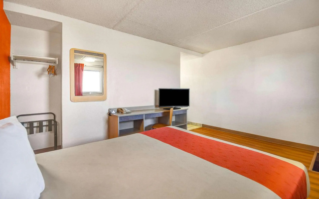 Motel 6 North Ridgeville, OH - Cleveland Intl Airport - N Ridgeville