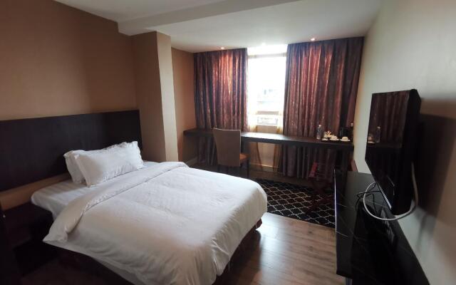 De Leon Hotel ll