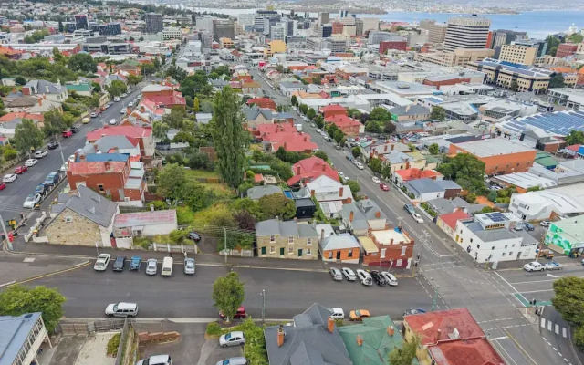 Stylish 3 Bedroom Townhouse - Hobart CBD