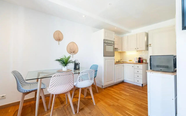 Massena Street - 1 Bdr Duplex with AC & Parking