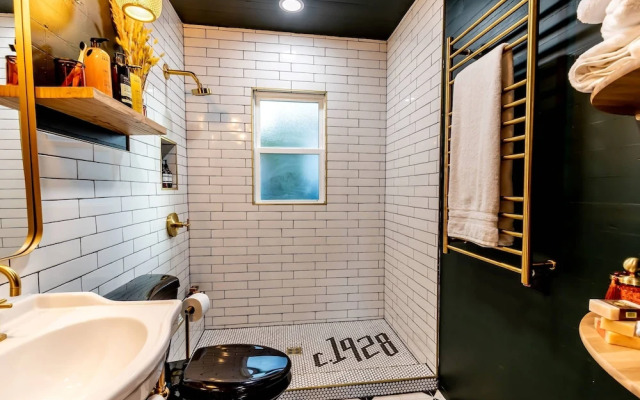 Best Location in Downtown NB Golf Cart Included!