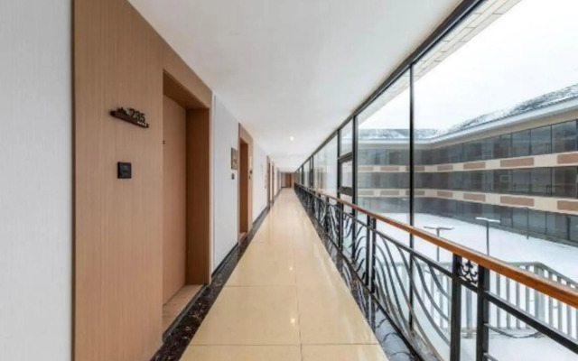 Xiling Snow Mountain Maple Leaf Hotel