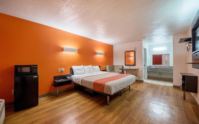 Motel 6 San Antonio, TX - Fiesta Trails