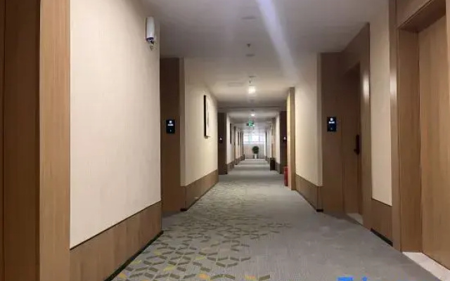 Thunderobot Esports Hotel
