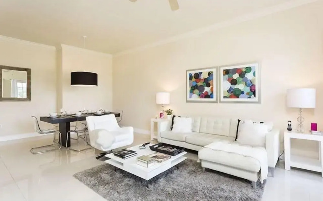 Condo Contemporary 3 Bedroom Reunion