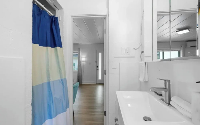 Chic City Retreat 93A Sleeps 2