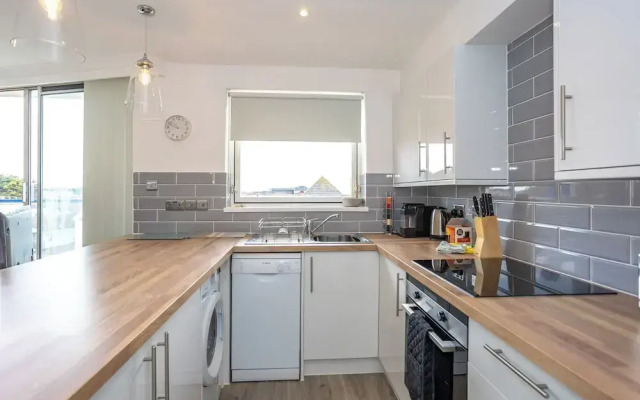Stunning 2 bed Seaside Apartment With Sea Views