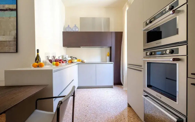 Venice Canal Palazzo Gracious and Modern 3 Bedroom Apartment