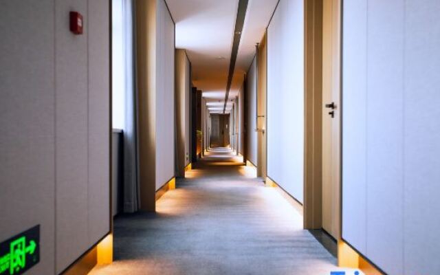 Yuerong Hotel (Liaoyang Liaohua Tesco)