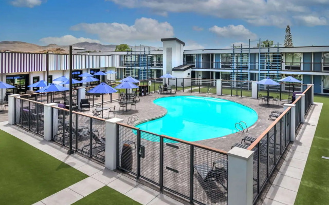 Super 8 by Wyndham Meadow Wood Courtyard