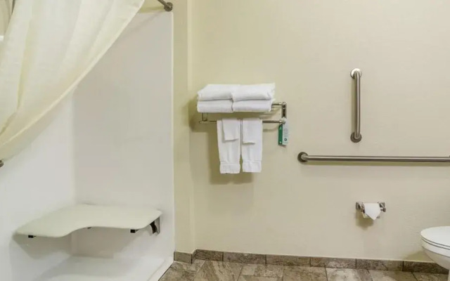 Cobblestone Hotel & Suites - Newport