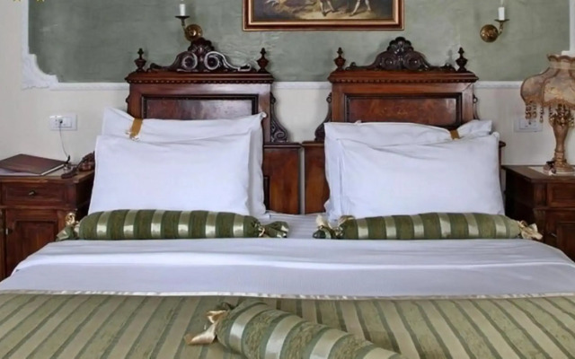 Queen's Astoria Design Hotel