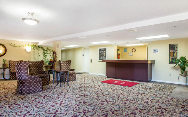 Econo Lodge Inn & Suites Groton