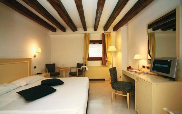 Classic Double room (full double bed)