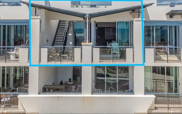Luxe Oceanfront Haven with a Rooftop Spa