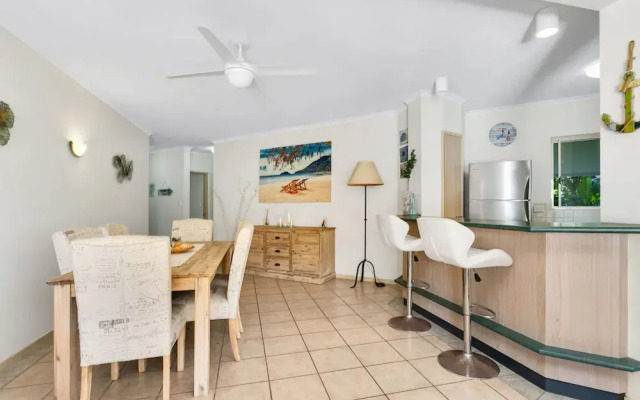 Beachfront Bliss 3-bedroom Apartment with Sea View 4