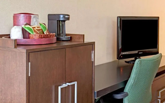 Best Western Plus Commerce Hotel