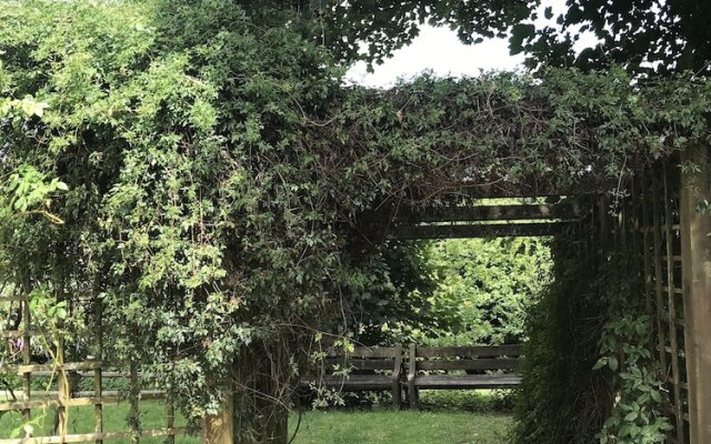 Drewe Arms Bunk Rooms & Church Cottage
