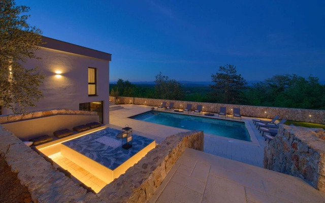 Villa Astrum With Heated Pool Jacuzzi and Sauna