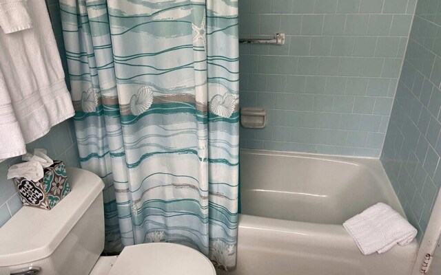 Holiday Court 10 - Pelican