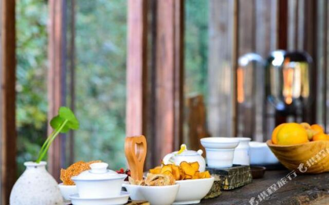 Zizai Pingjiang Wild Luxury Resort