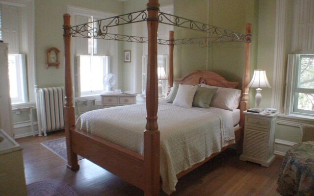 Lovelace Manor Bed & Breakfast