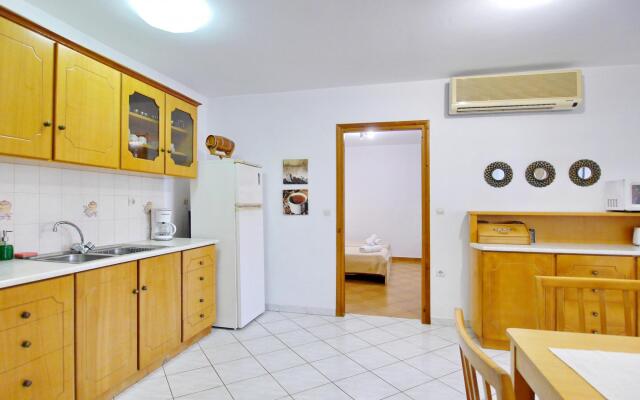 Rouladina Apt 4 in Stalos