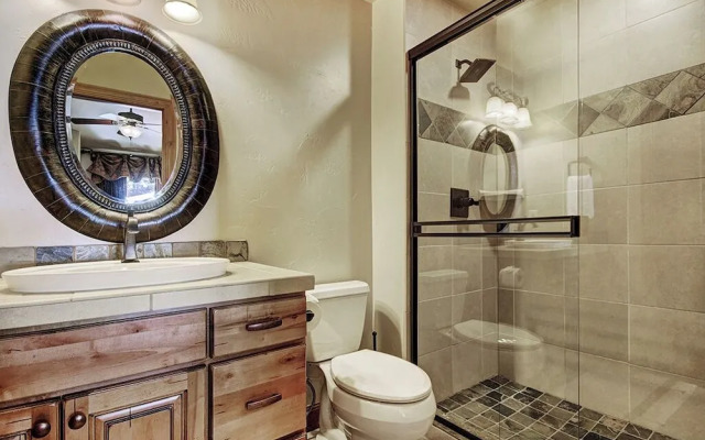 Lofty Fox Villa by RedAwning