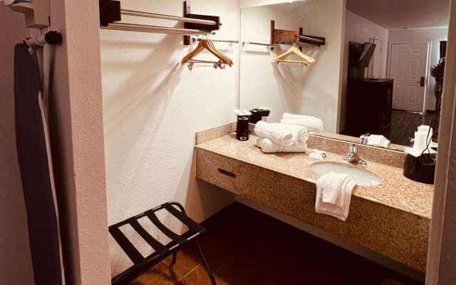 Econo Lodge Inn & Suites Downtown San Antonio