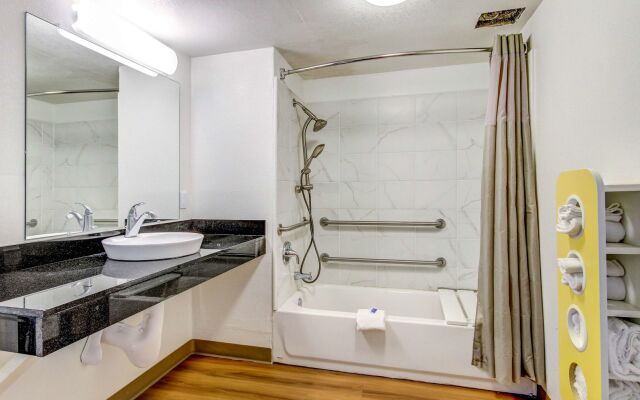 Motel 6 Waco, TX - Lacy Lakeview