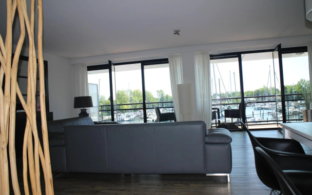 Näher am Wasser kann man nicht wohnen!