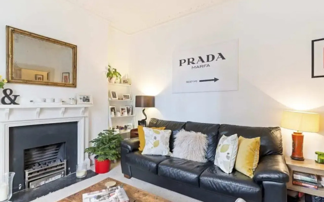 Contemporary 1 Bedroom Apartment in Hammersmith, London